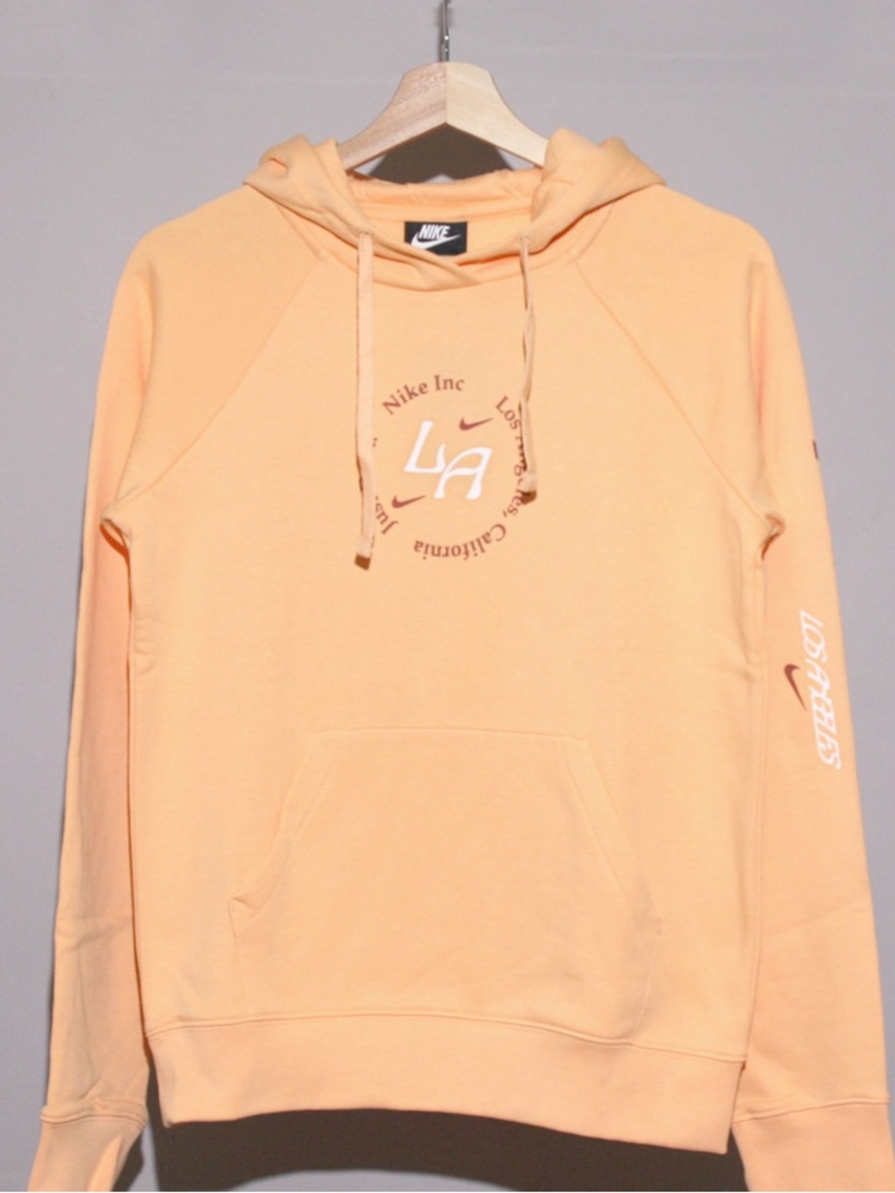 Nike Women’s LA Graphic Crewneck Hoodie - Peach